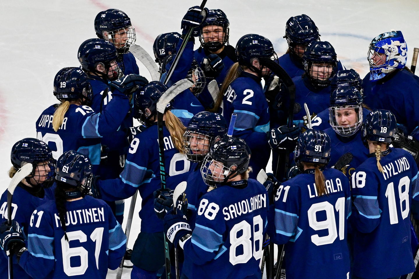 Finland's players celebrate after winning the women's preliminary round Group A ice hockey game between Finland and Switzerland at the Milano Rho Ice Hockey Arena during the Milan-Cortina 2026 Winter Olympics in Milan on Feb. 10. [AFP/YONHAP]