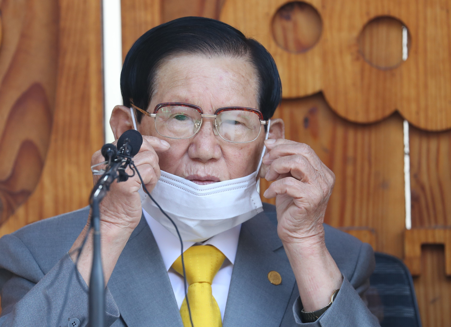 Lee Man-hee, founder and leader of the Shincheonji Church of Jesus, holds a news conference at the Shincheonji Peace Palace in Gapyeong, Gyeonggi, on March 2, 2020. [JOONGANG ILBO]