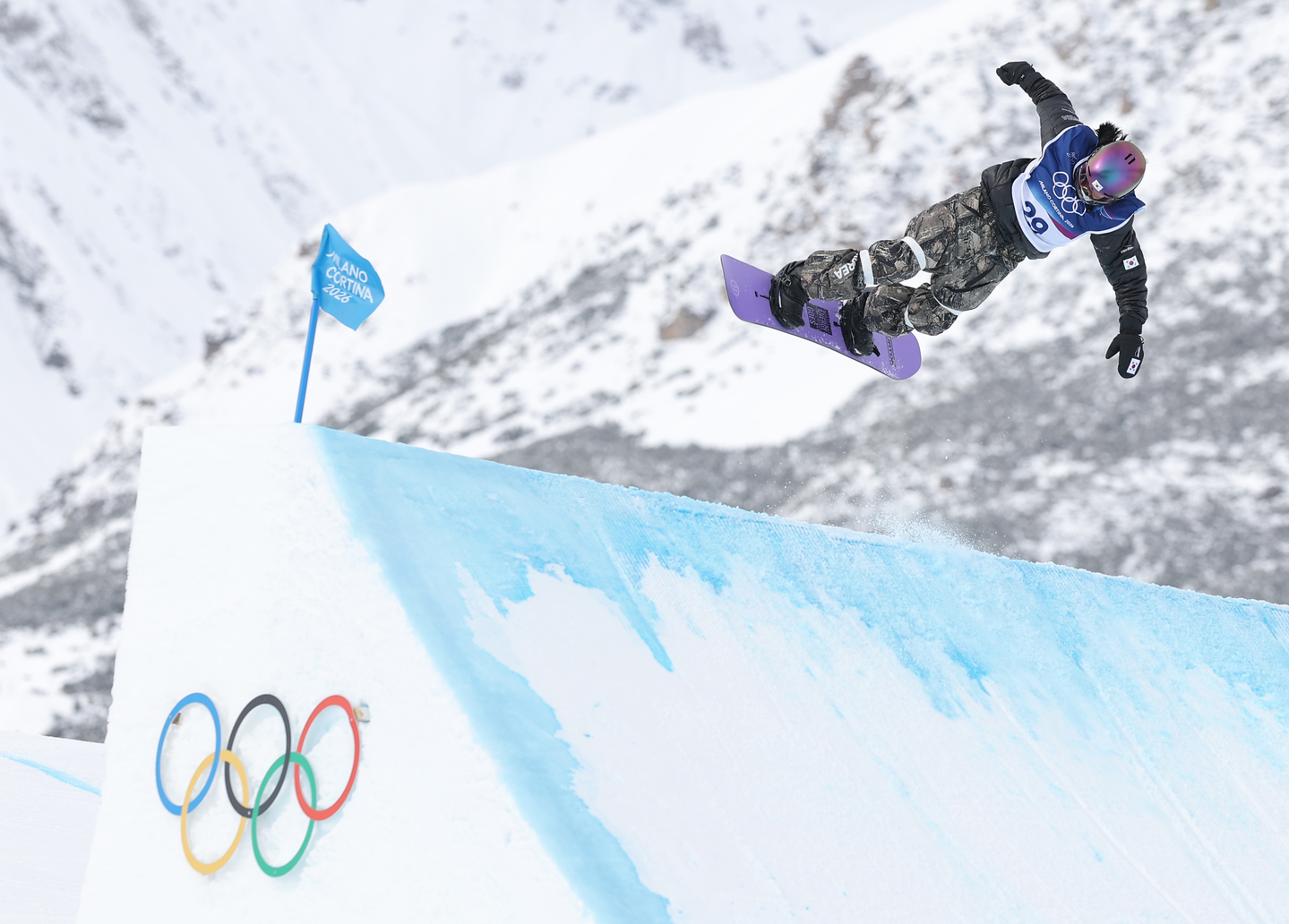 Yu Seung-eun of Korea competes in the women's snowboard slopestyle final at the Winter Olympics at the Livigno Snow Park in Livigno, Italy, on Feb. 18. [YONHAP] 