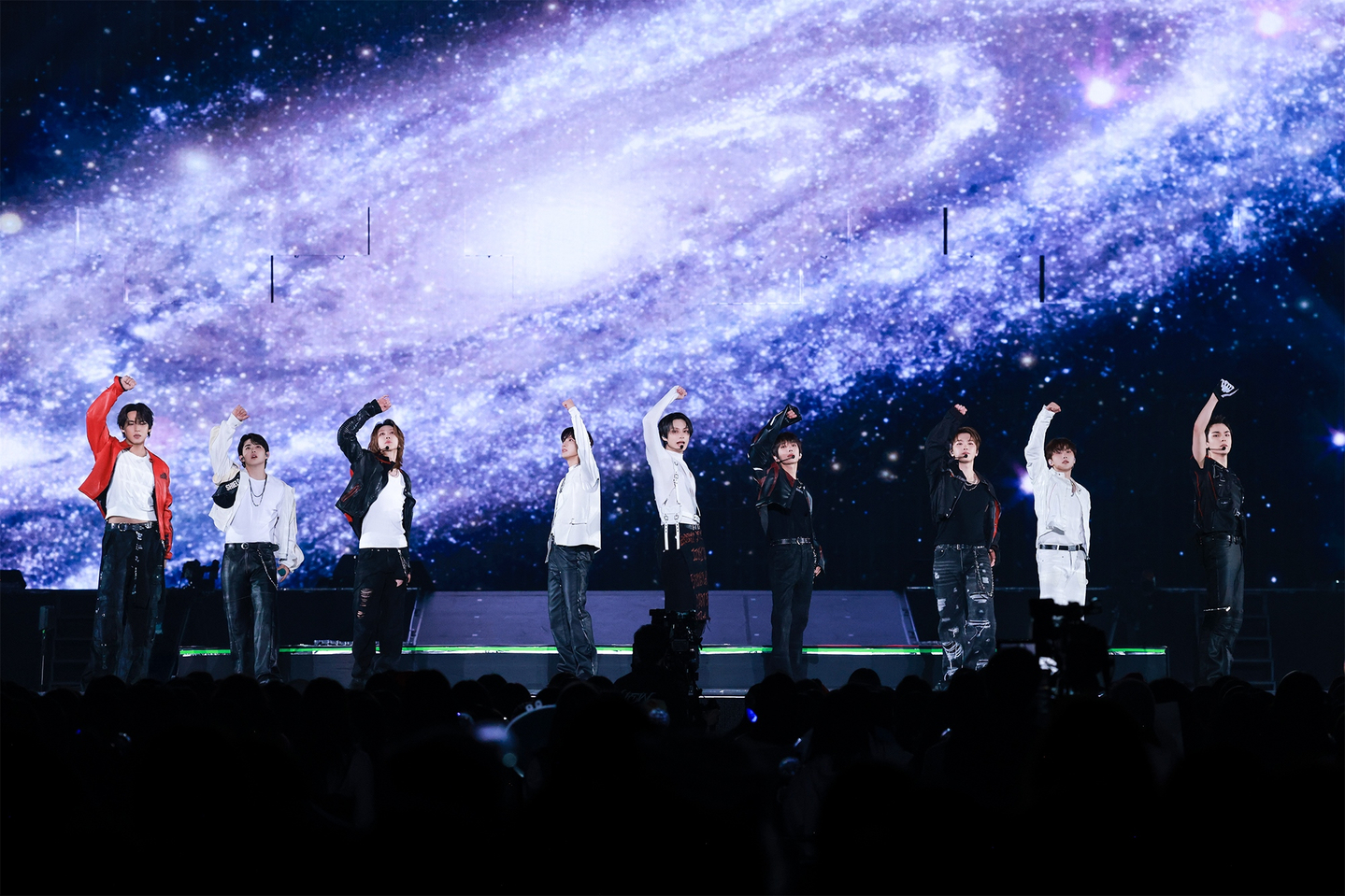 Seventeen performs in Japan as part of its world tour ″NEW_″ on Dec. 20 and 21. [PLEDIS ENTERTAINMENT]