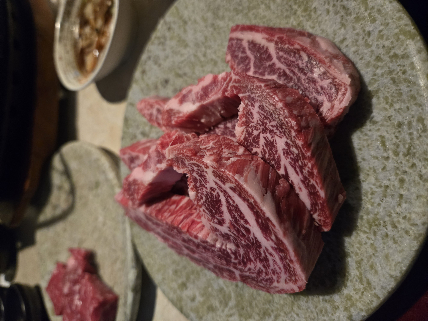Saewoosal served at a barbecue restaurant in Gangnam, Seoul. A small, shrimp-shaped section of the sirloin prized for its fine marbling and tenderness, it commands one of the highest prices among Korean beef cuts. [CHUN YOUNG-SUN]