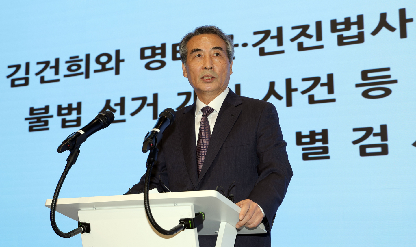 Special counsel Min Joong-ki announces the results of his investigation into former first lady Kim Keon Hee in Jongno District, central Seoul, on Dec. 29, 2025. [KANG JUNG-HYUN]