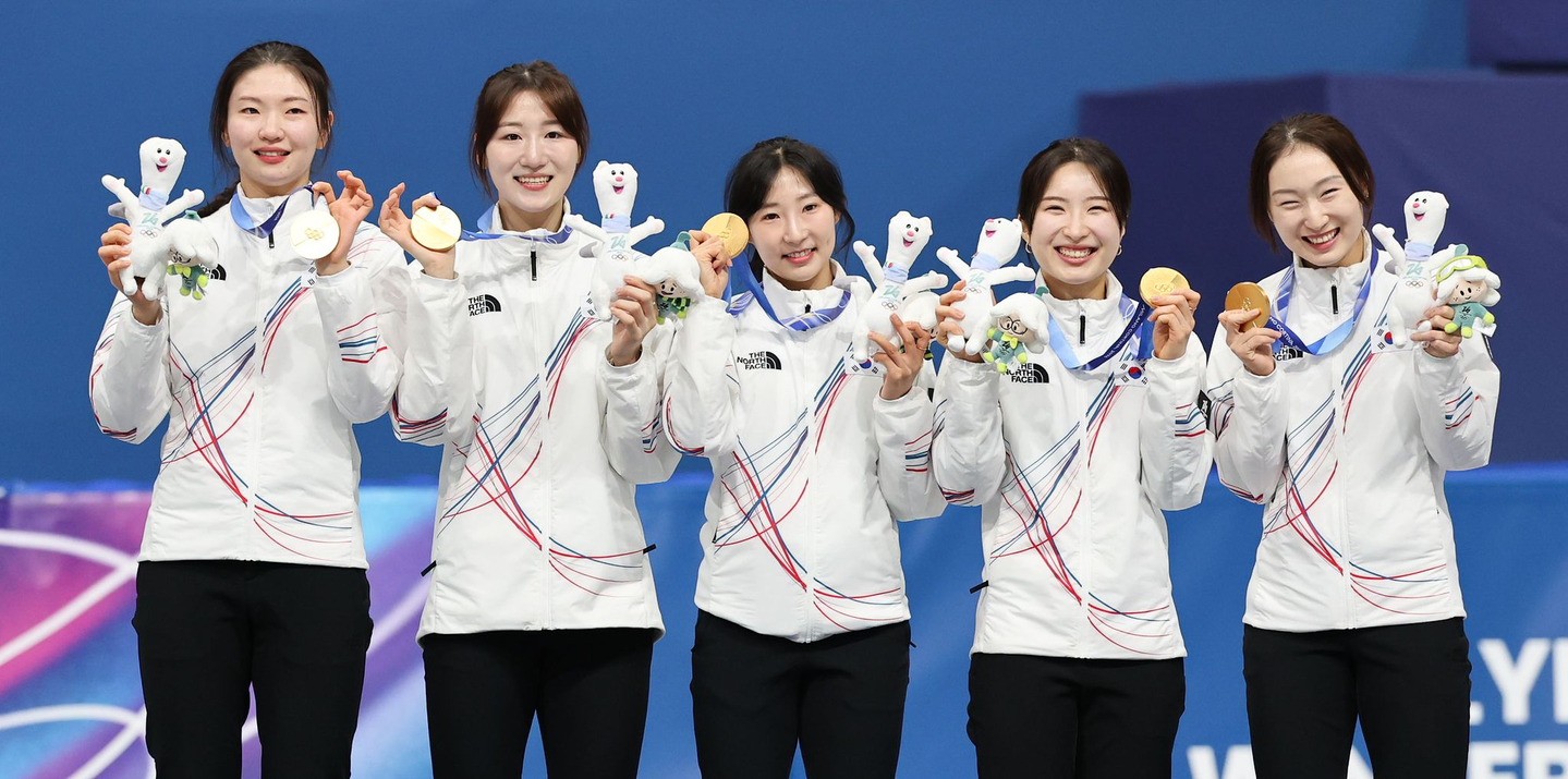 Korea’s women’s short track team celebrates winning the gold during the medal ceremony for the women’s 3,000-meter relay at the Milan-Cortina 2026 Winter Olympics at the Milano Ice Skating Arena in Milan on Feb. 18. [KIM JONG-HO] 
