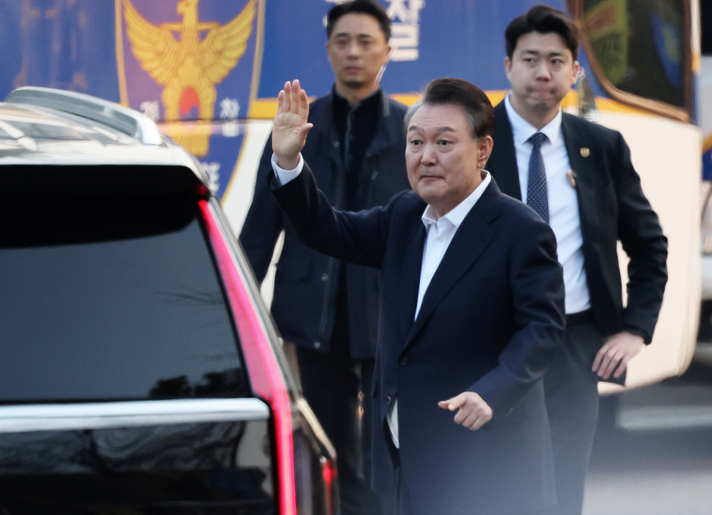 President Yoon Suk Yeol waves to supporters gathered outside the Seoul Detention Center in Uiwang, Gyeonggi, on March 8, 2025, after his first arrest warrant was invalidated by a judge. [NEWS1]