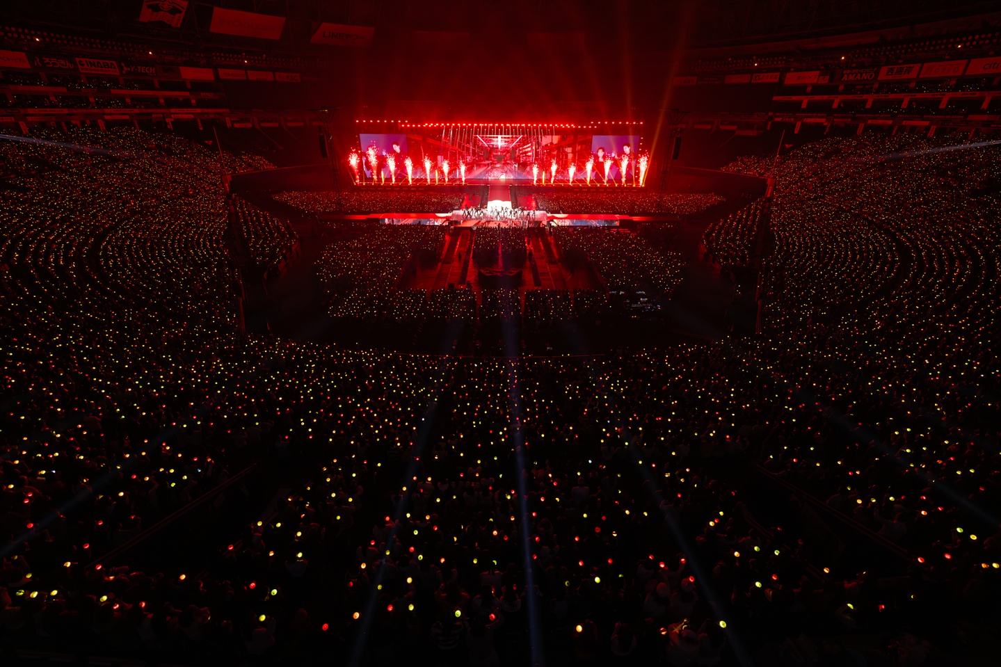 Seventeen performs in Japan as part of its world tour ″NEW_″ on Dec. 20 and 21. [PLEDIS ENTERTAINMENT]
