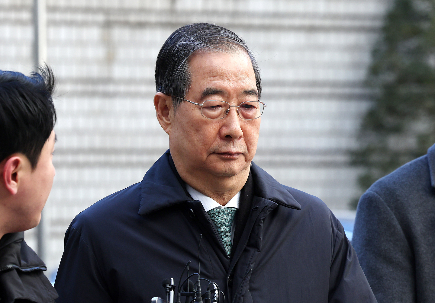 Former Prime Minister Han Duck-soo arrives at the Seoul Central District Court in Seocho District, southern Seoul, to attend the reading of the verdict in his trial on charges of aiding an insurrection on Jan. 21. [NEWS1]