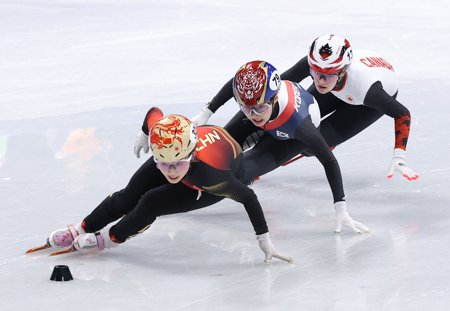 Lee So-yeon, center, competes in the semifinals of the women's 3,000-meter relay race at the 2026 Milan-Cortina Winter Olympics at Milano Ice Skating Arena in Milan, Italy on Feb. 15. [YONHAP] 