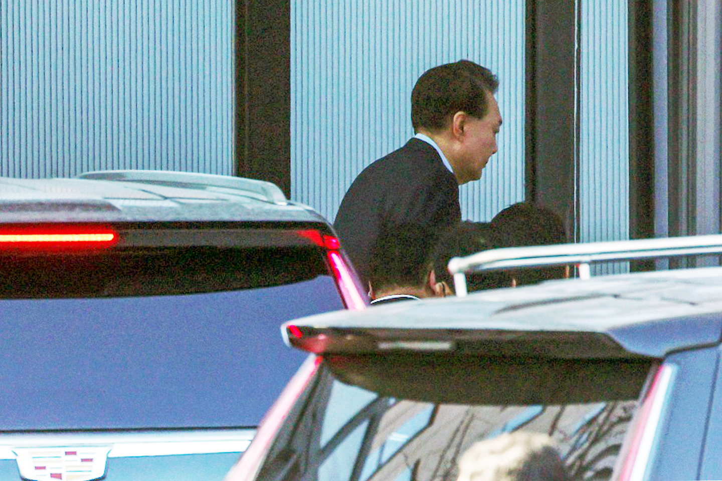 President Yoon Suk Yeol heads into the Corruption Investigation Office for High-ranking Officials in Gwacheon, Gyeonggi, shortly after his arrest on Jan. 15, 2025. [NEWS1] 