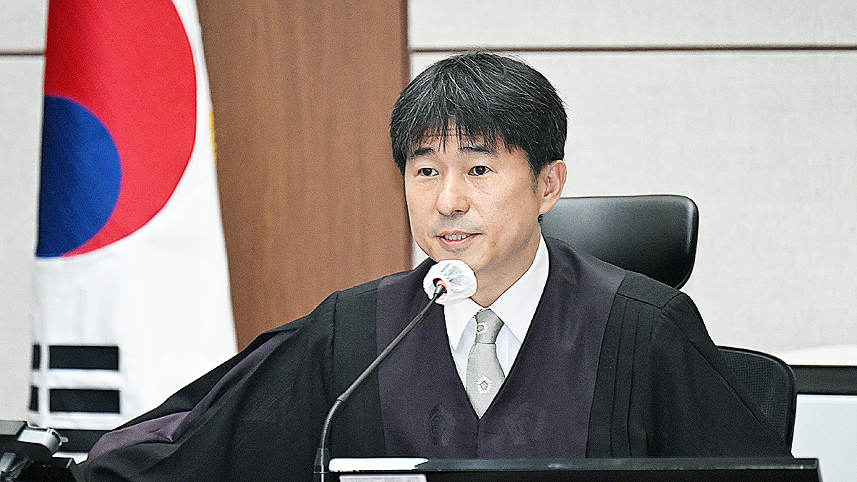 Presiding Judge Ji Gwi-yeon speaks during the second hearing in the criminal trial of former President Yoon Suk Yeol on charges of being the ringleader of an insurrection on April 21, 2025, at the Seoul Central District Court in Seocho District, southern Seoul. [NEWS1]