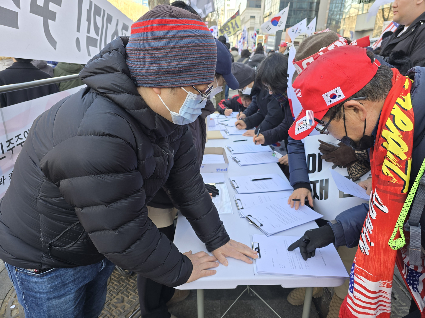 Members of a group supporting former President Yoon Suk Yeol collect signatures for a petition to submit to the court near Seoul National University of Education Station in southern Seoul on Feb. 19, after Yoon was sentenced to life in prison on charges including leading an insurrection. [KIM YE-JUNG]