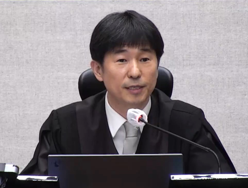 Judge Ji Gwi-yeon reads the verdict at the trial of former President Yoon Suk Yeol, former Defense Minister Kim Yong-hyun and six other co-defendants at the Seoul Central District Court in Seocho District, southern Seoul, on Feb. 19. [YONHAP]