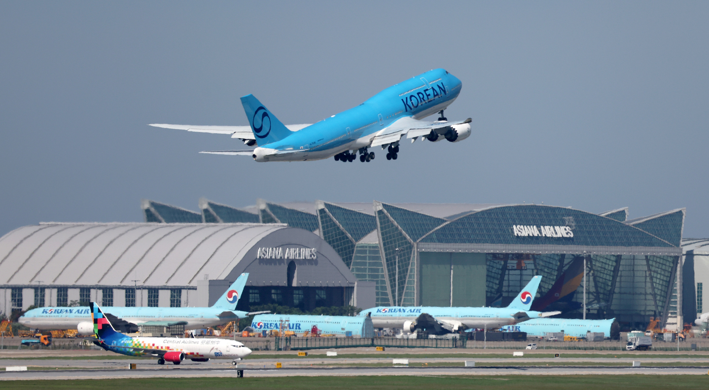 This file photo, taken Sept. 10, 2025, shows a Korean Air aircraft takes off from Incheon International Airport in this file photo.  [YONHAP] 