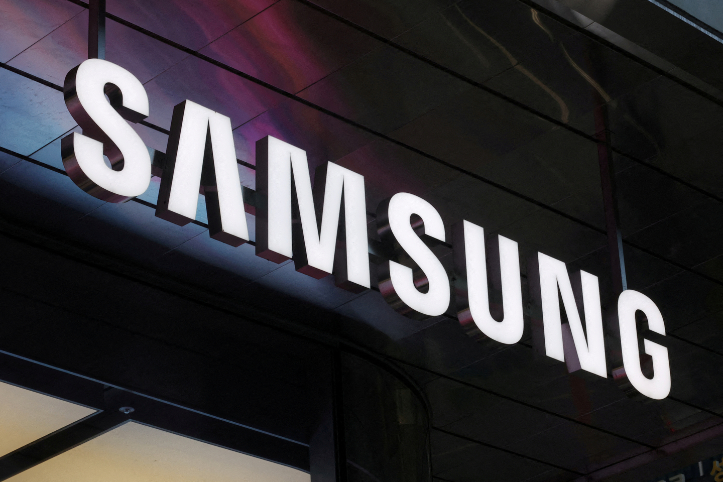 The logo of Samsung Electronics is seen at the company's store in Seoul, Korea, on April 15, 2025.  [REUTERS/YONHAP] 