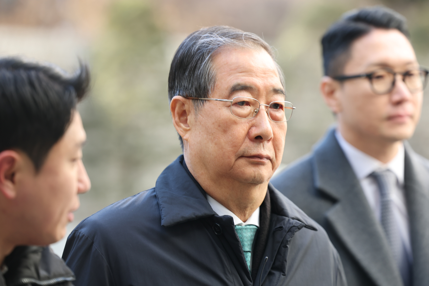 Former Prime Minister Han Duck-soo arrives at the Seoul Central District Court for the verdict hearing of his trial on insurrection charges on Jan. 21. [YONHAP] 