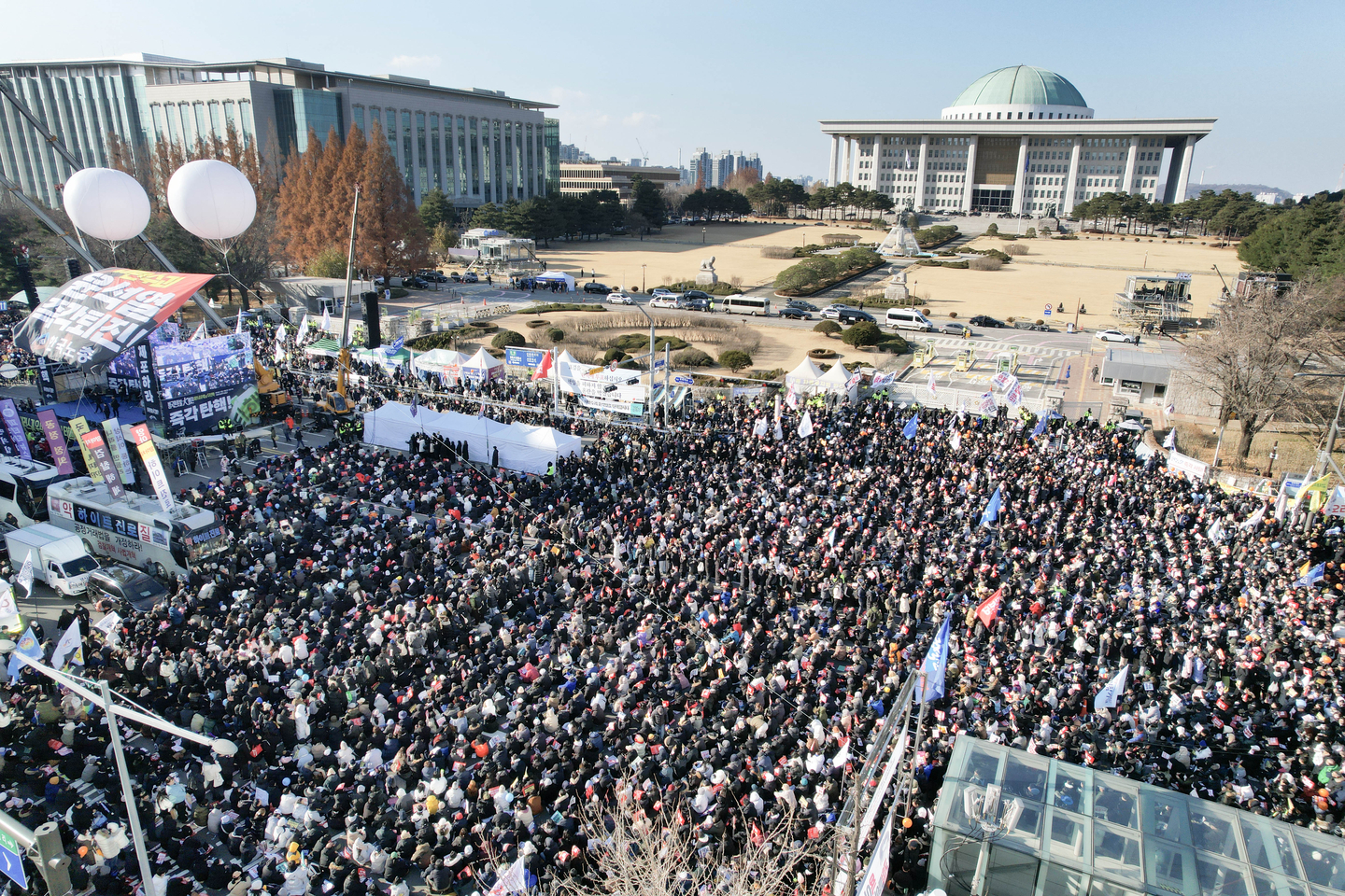 A rally urging President Yoon Suk Yeol's impeachment takes place outside the National Assembly in Yeouido, western Seoul, on Dec. 14, 2024. [YONHAP]