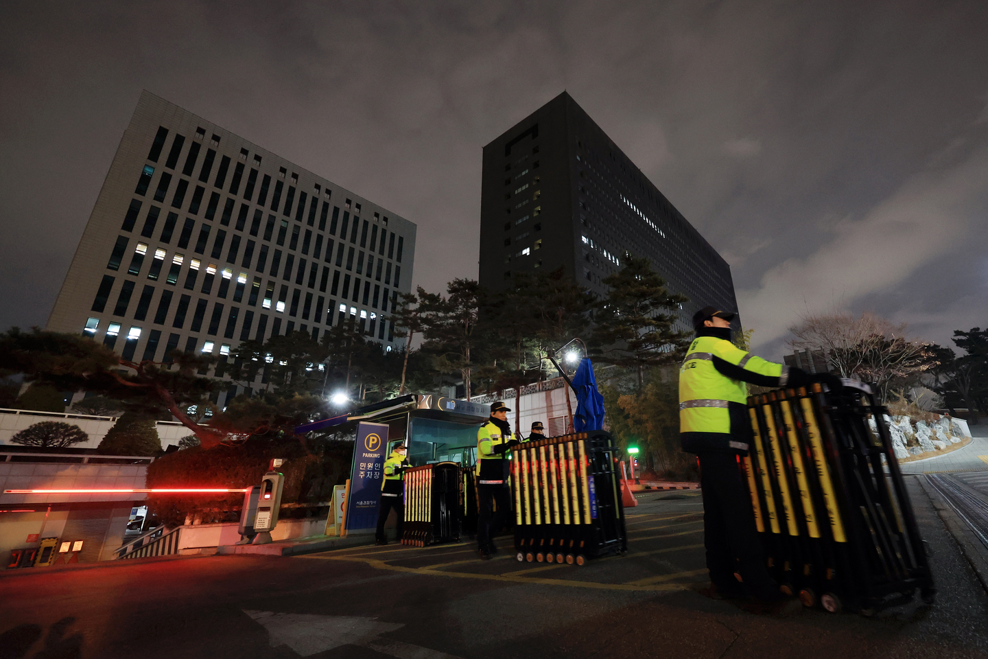 Police stand outside the Seoul Central District Prosecutors' Office in Seocho District, southern Seoul, on Jan. 26, 2025, after the prosecution indicted President Yoon Suk Yeol on insurrection charges. [YONHAP]