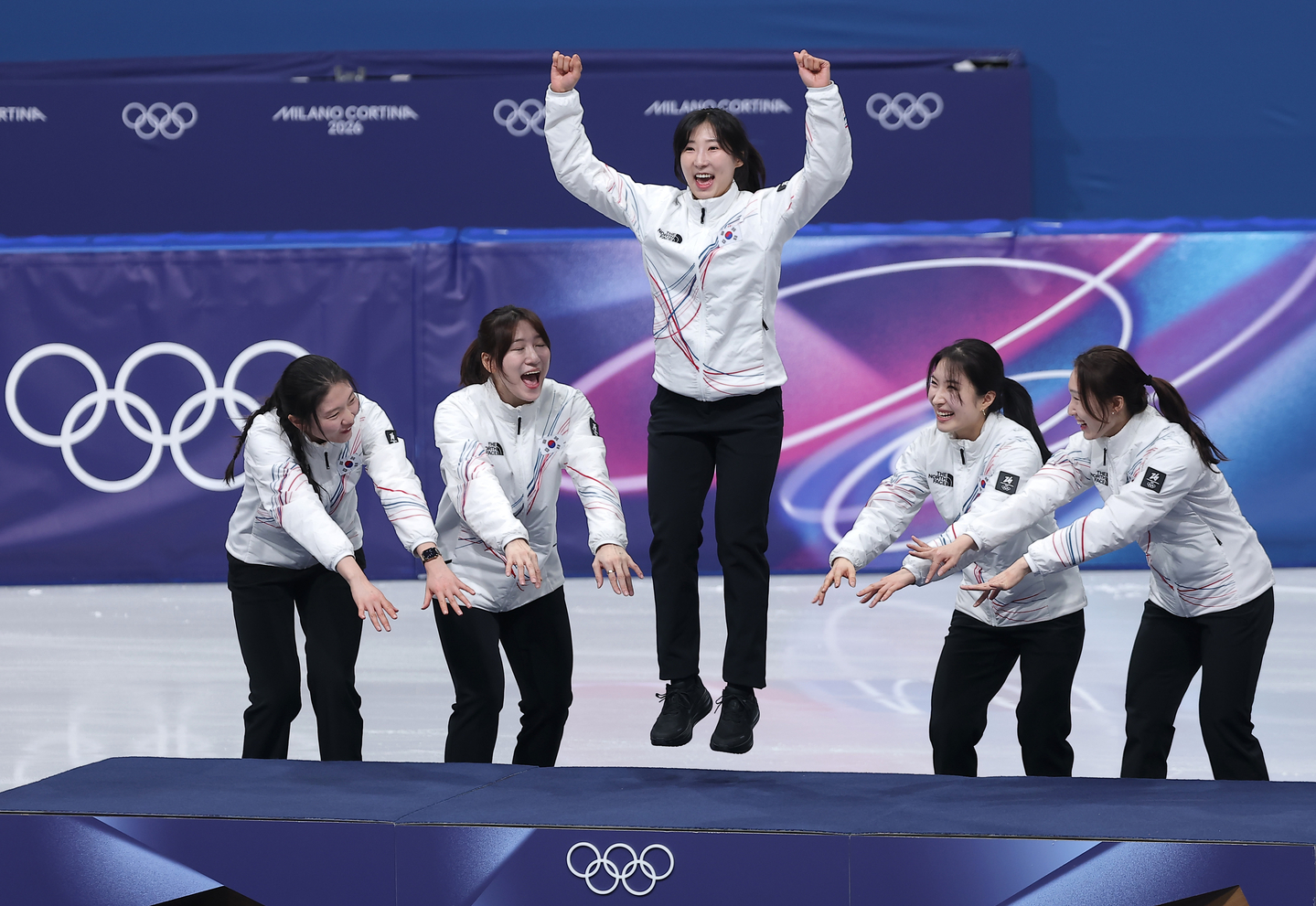 Team Korea celebrates winning the gold medal in the women's 3,000-meter relay race at the 2026 Milan-Cortina Winter Olympics at Milano Ice Skating Arena in Milan, Italy on Feb. 18. From left: Shim Suk-hee, Noh Do-hee, Lee So-yeon, Kim Gil-li and Choi Min-jeong. [NEWS1]