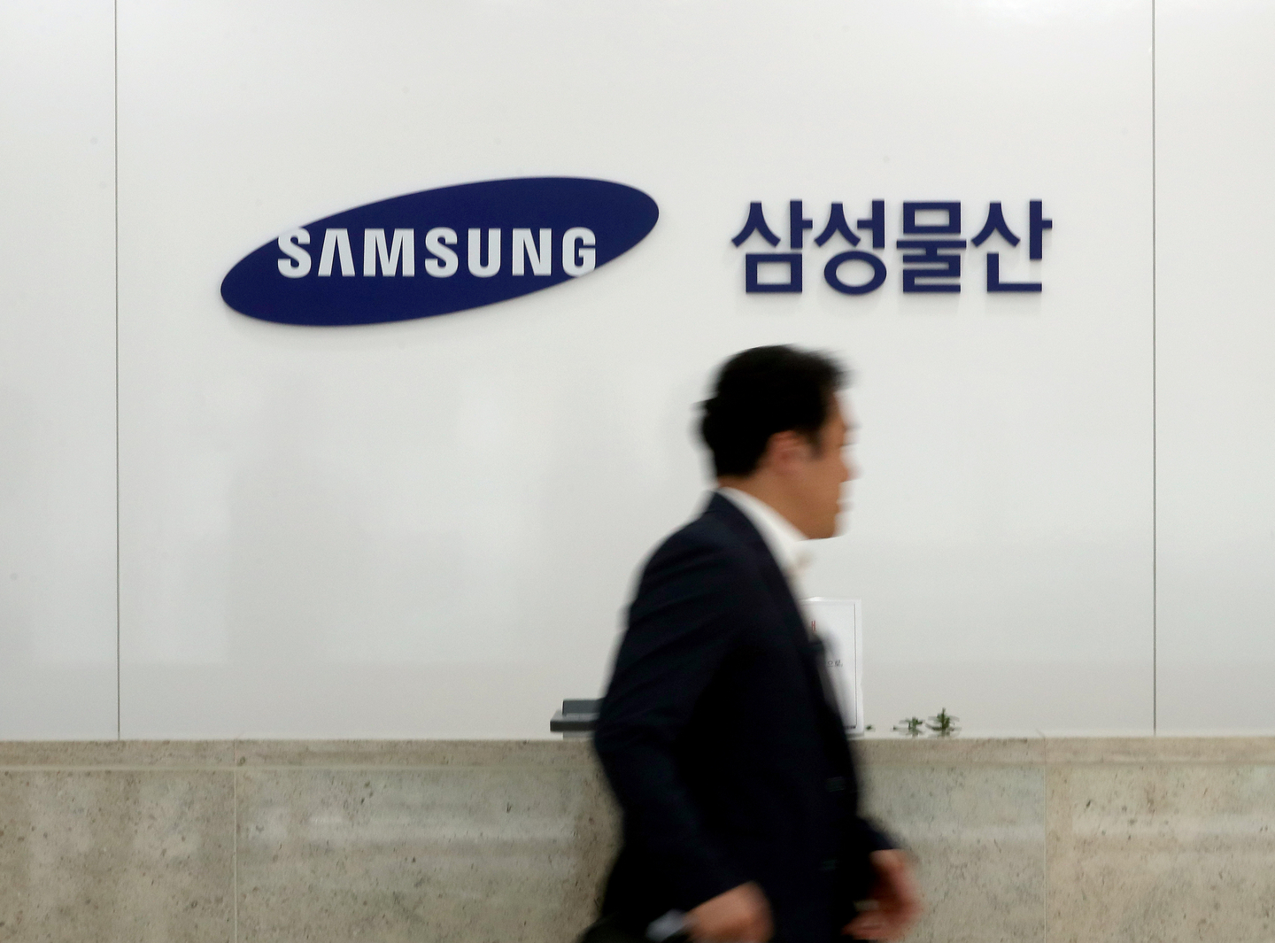 The Samsung logo is seen at Samsung C&T's construction and engineering division's office in Seongnam, Gyeonggi, on Oct. 18, 2017.  [YONHAP] 