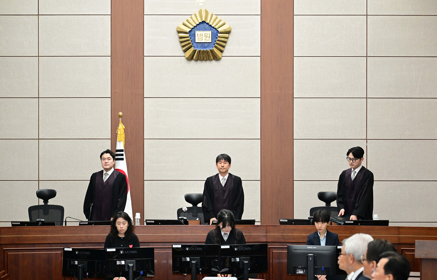 Presiding Judge Ji Gwi-yeon, center, along with panel judges Kim Ui-dam, left, and Yoo Young-sang, enters Courtroom 417 at the Seoul Central District Court on the morning of April 21, 2025, in Seocho District, southern Seoul, for former President Yoon Suk Yeol’s trial on charges of being the ringleader of an insurrection. [NEWS1]
