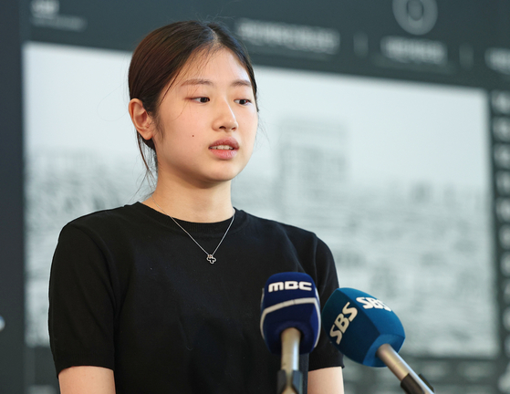 Lee Hae-in speaks to reporters before attending a deliberation about her suspension from national qualification at the Olympic Center in southern Seoul on August 29, 2024. [YONHAP]  