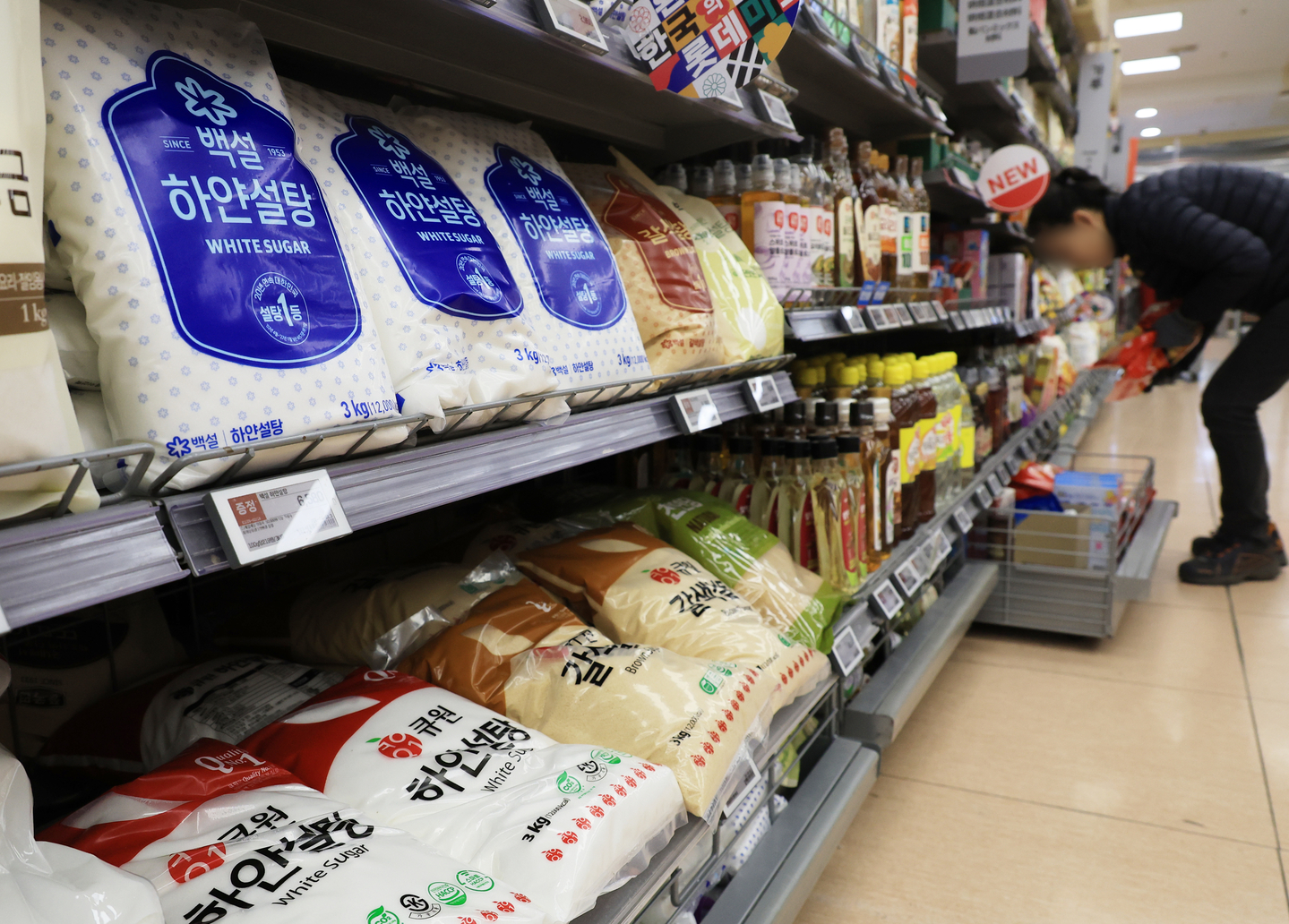 Sugar is displayed at a large supermarket in Seoul on Feb. 12.. [YONHAP]