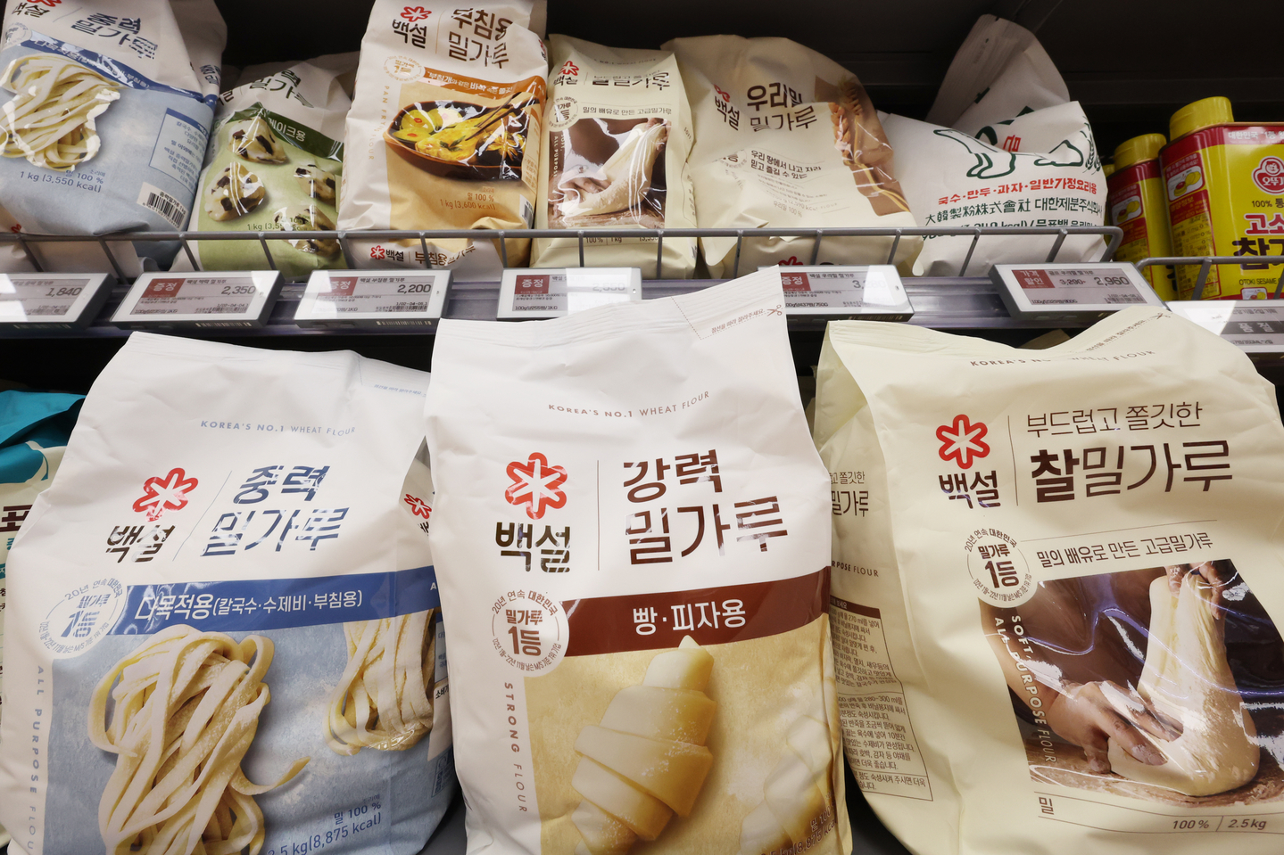 Flour is displayed at a large supermarket in Seoul on Feb. 8. [YONHAP]