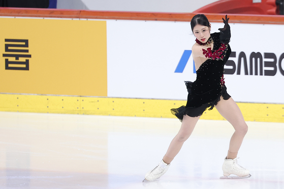 Lee Hae-in performs her free skate program during national qualifiers for the Olympics at Mokdong Ice Rink in western Seoul on Jan. 4. [NEWS1]