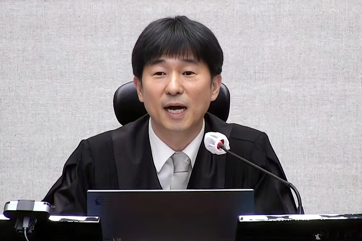 Judge Ji Gwi-yeon reads the court ruling for former President Yoon Suk Yeol's insurrection charges at the Seoul Central District Court in southern Seoul on Feb. 19. The court sentenced Yoon to life in prison for leading an insurrection by declaring martial law on Dec. 3, 2024. [SEOUL CENTRAL DISTRICT COURT]