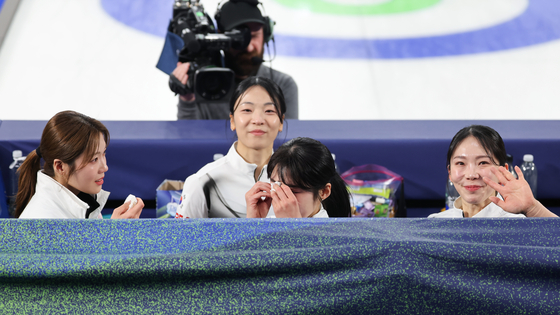 Members of Korea’s women’s curling team wave to the audience after a 10-7 loss to Canada in a round-robin match at the Milan-Cortina Winter Olympics at the Cortina Curling Olympic Stadium in Italy on Feb. 19, 2026. [YONHAP]