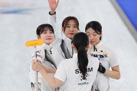 Members of Korea’s women’s curling team wave to the audience after a 10-7 loss to Canada in a round-robin match at the Milan-Cortina Winter Olympics at the Cortina Curling Olympic Stadium in Italy on Feb. 19, 2026. [YONHAP]