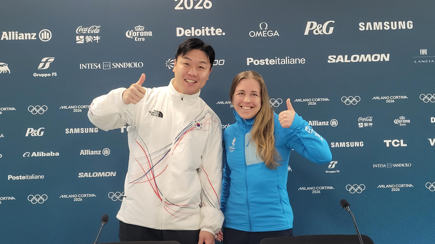Won Yun-jong of Korea, left, and Johanna Taliharm of Estonia celebrate after being elected to the Athletes' Commission of the International Olympic Committee on Feb. 19. [KOREAN SPORTS AND OLYMPIC COMMITTEE] 