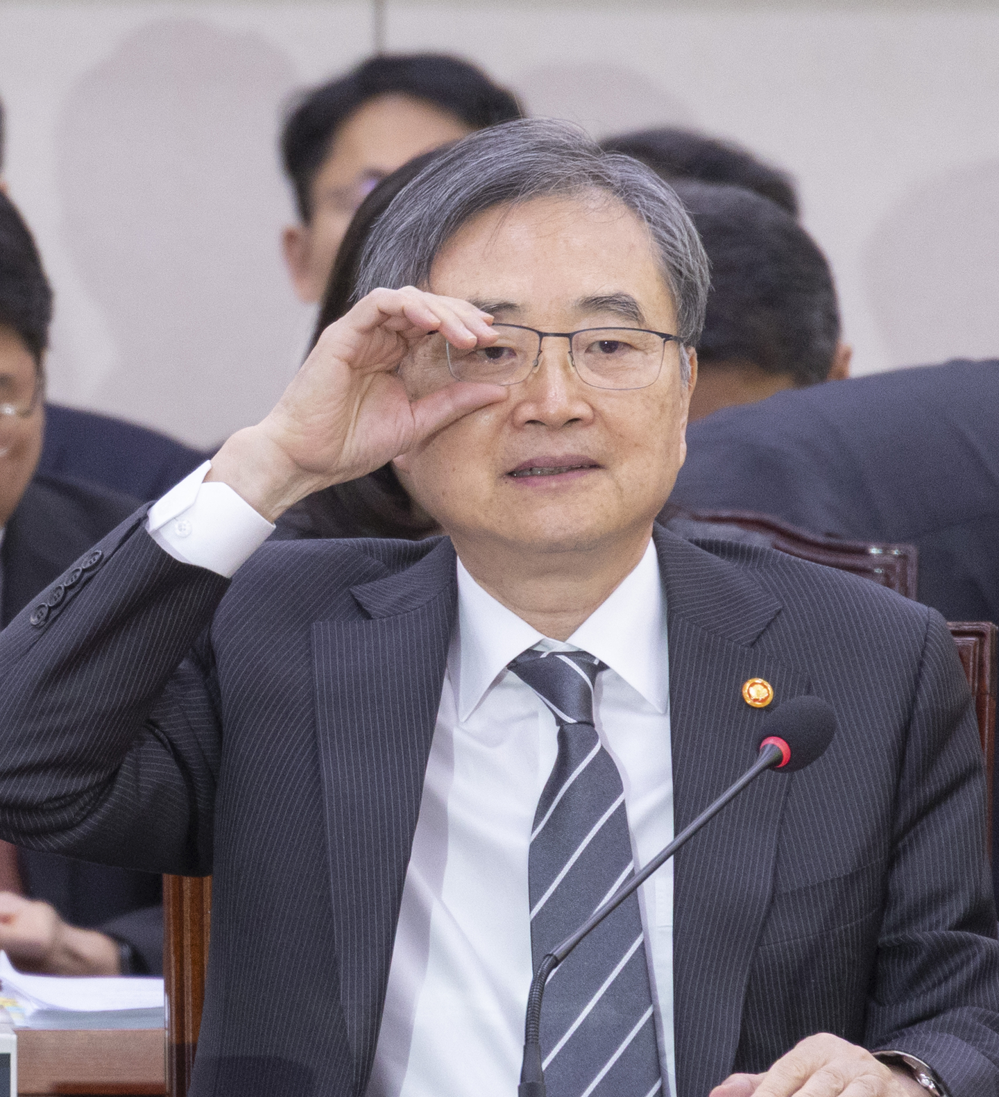 Foreign Minister Cho Hyun attends a plenary session of the National Assembly’s Foreign Affairs and Unification Committee and waits for the meeting to begin at the National Assembly in Seoul on Jan. 28. [YONHAP] 