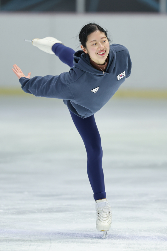 Lee Hae-in smiles while practicing on ice rink in northern Seoul on Jan. 4, four days after securing her slot for the Olympics. [YONHAP]
