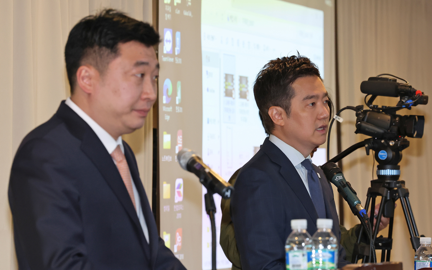Kim Se-ui, right, head of the YouTube channel Hoverlab, and attorney Bu Ji-seok, legal representative of the family of late actor Kim Sae-ron, hold a press conference related to actor Kim Soo-hyun at Gangnam District, southern Seoul, on May 7, 2025. [NEWS1]