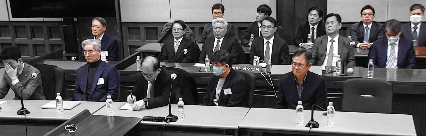 Former President Yoon Suk Yeol, first from left in the second row, awaits a verdict on his insurrection charges at the Seoul Central District Court in southern Seoul on Feb. 19. The court sentenced Yoon to life in prison for leading an insurrection by declaring martial law on Dec. 3, 2024. [SEOUL CENTRAL DISTRICT COURT]
