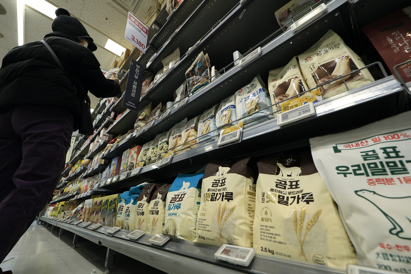 Flour is displayed at a large supermarket in Seoul on Feb. 6. [NEWS1]