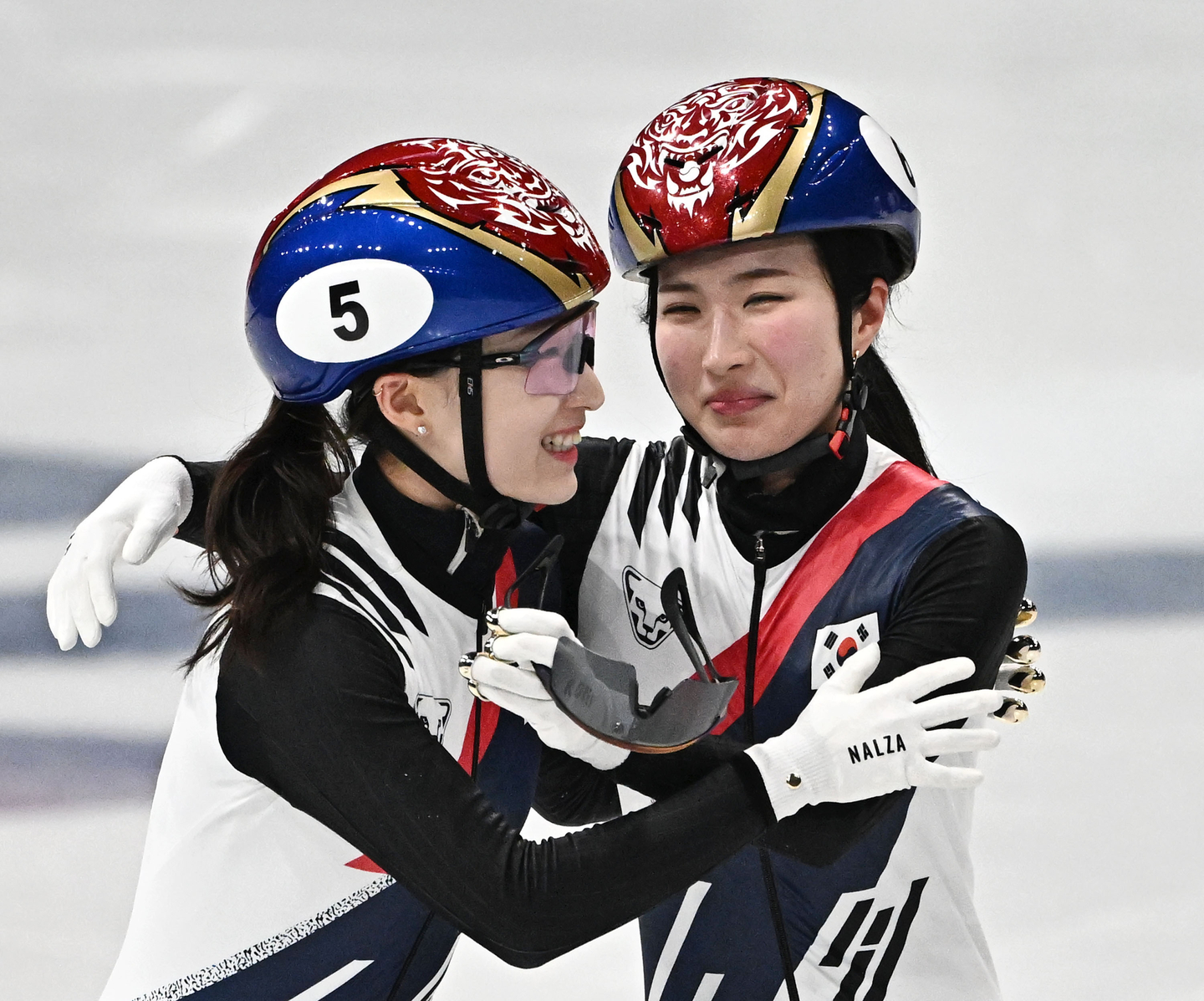Choi Min-jeong of Korea, left, congratulates teammate Kim Gil-li after Kim took the gold medal in the women's 1,500-meter short track speed skating event at the 2026 Winter Olympics at Milano Ice Skating Arena in Milan on Feb. 20. Choi won the silver medal. [JOONGANGILBO]