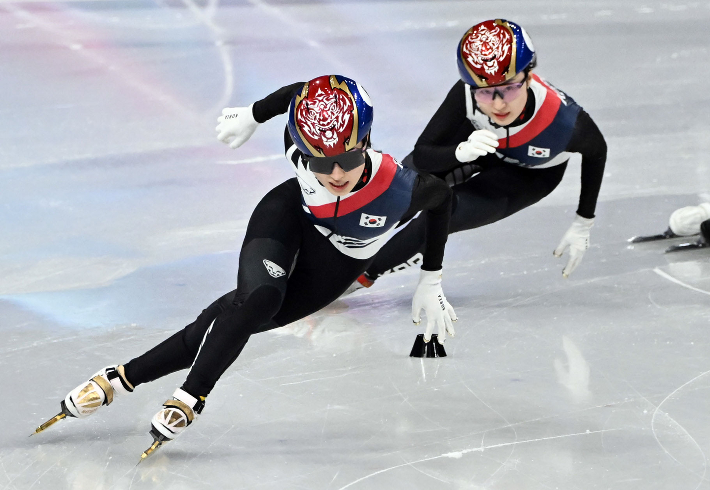 Kim Goil-li, left, and Choi Min-jeong skate at the women's 1,500-meter short track speed skating event at the 2026 Winter Olympics at Milano Ice Skating Arena in Milan on Feb. 20. Choi won the silver medal. [JOONGANGILBO]