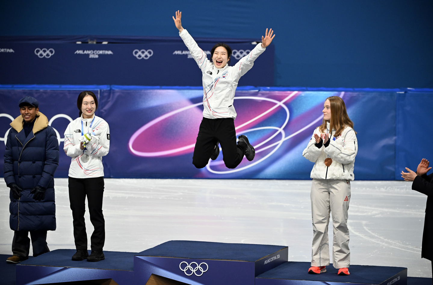 Short track speed skater Kim Gil-li celebrates during the medal ceremony for the women’s short track 1,500 meters at the 2026 Milan-Cortina Winter Olympics at the Milano Ice Skating Arena in Milan on Feb. 20. [JOONGANGILBO]