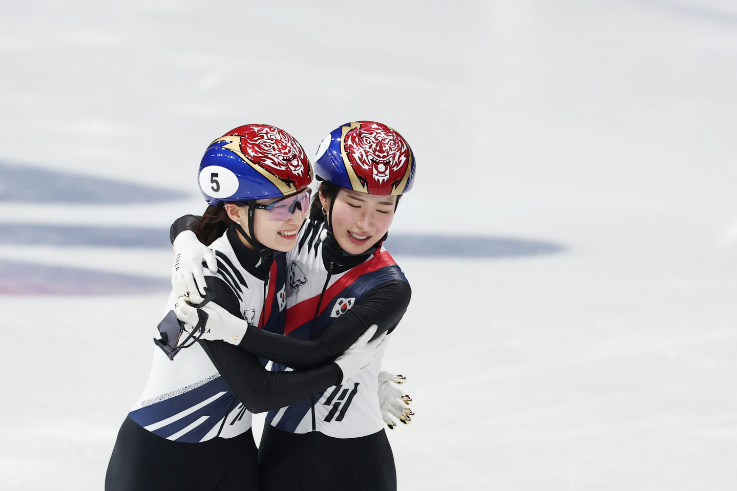 Choi Min-jeong of South Korea, left, congratulates teammate Kim Gil-li after Kim won the gold medal in the women's 1,500-meter short track speed skating event at the Winter Olympics at Milano Ice Skating Arena in Milan on Feb. 20, 2026. Choi won the silver medal. (Yonhap)