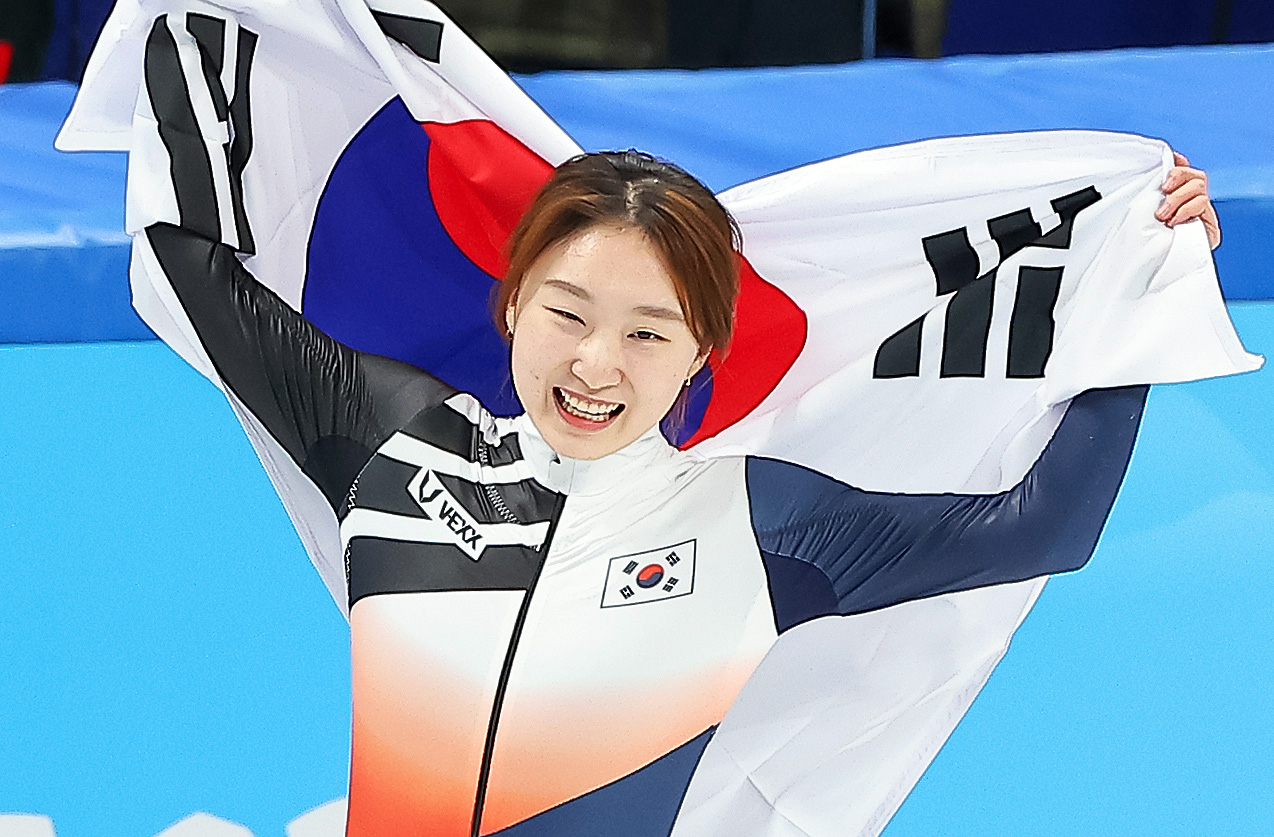Short track speed skater Choi Min-jeong holds the Korean flag after winning her signature 1,500-meter event at the Beijing Winter Olympics on Feb. 16, 2022. [YONHAP]