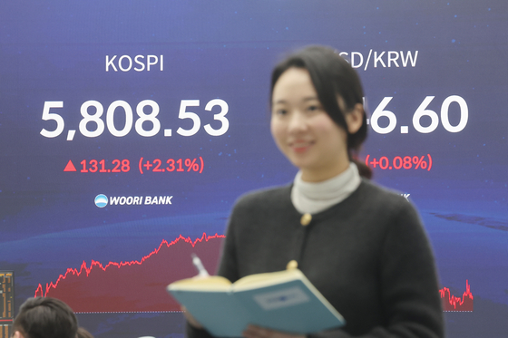 Kospi figures are shown on a digital screen in a Woori Bank central Seoul branch on Feb. 20. [YONHAP]