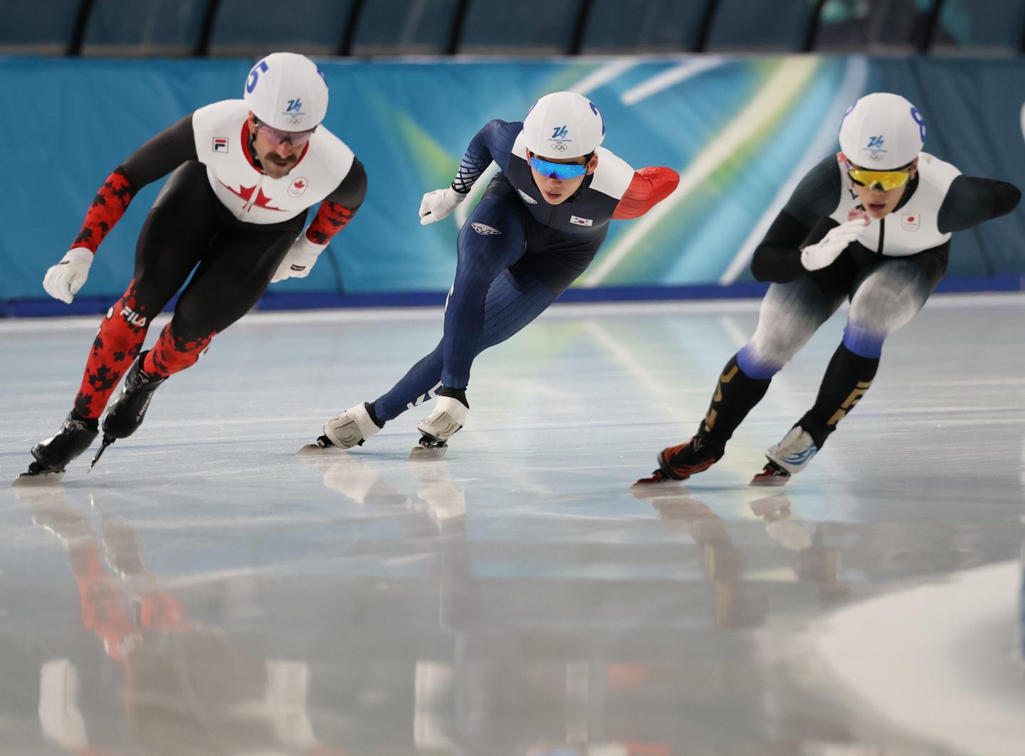 Chung Jae-won of Korea, center, competes in the semifinals of the men's mass start speed skating event at the 2026 Milan-Cortina Winter Olympics at the Milano Speed Skating Stadium in Milan on Feb. 21. [YONHAP]