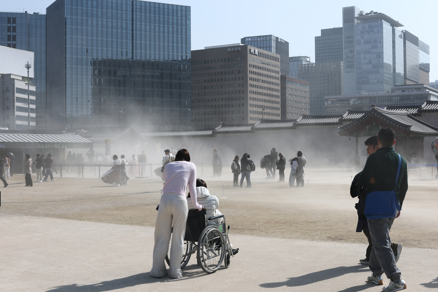 Strong winds sweep up sand from the grounds at Gyeongbok Palace in central Seoul on Feb. 21. [YONHAP]