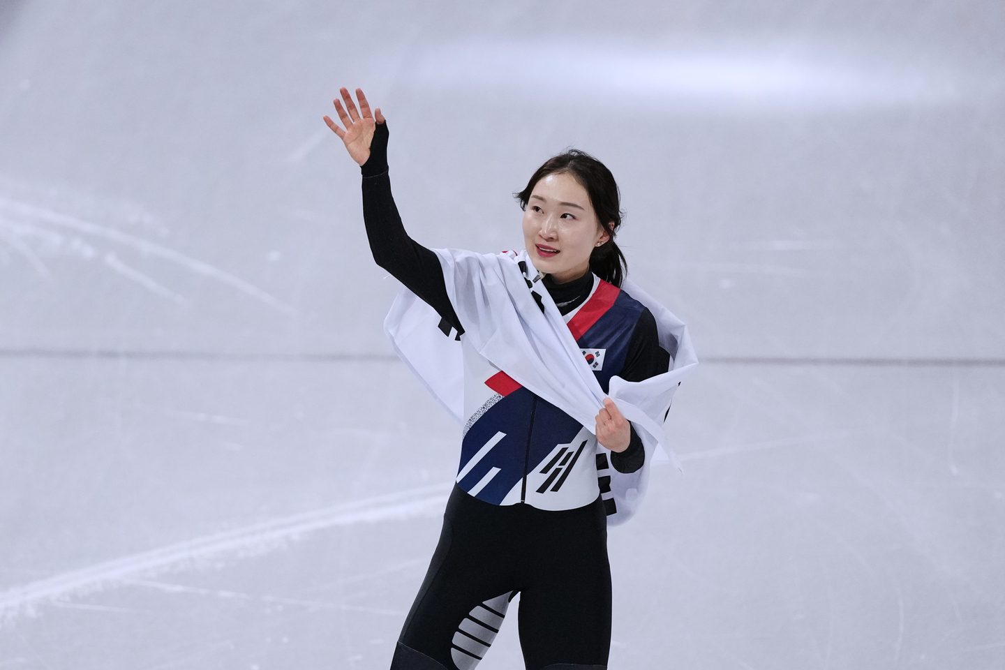Choi Min-jeong celebrates after the short track speed skating women's 1,500 meters final at the 2026 Milan-Cortina Winter Olympics in Milan on Feb. 20. [AP/YONHAP]
