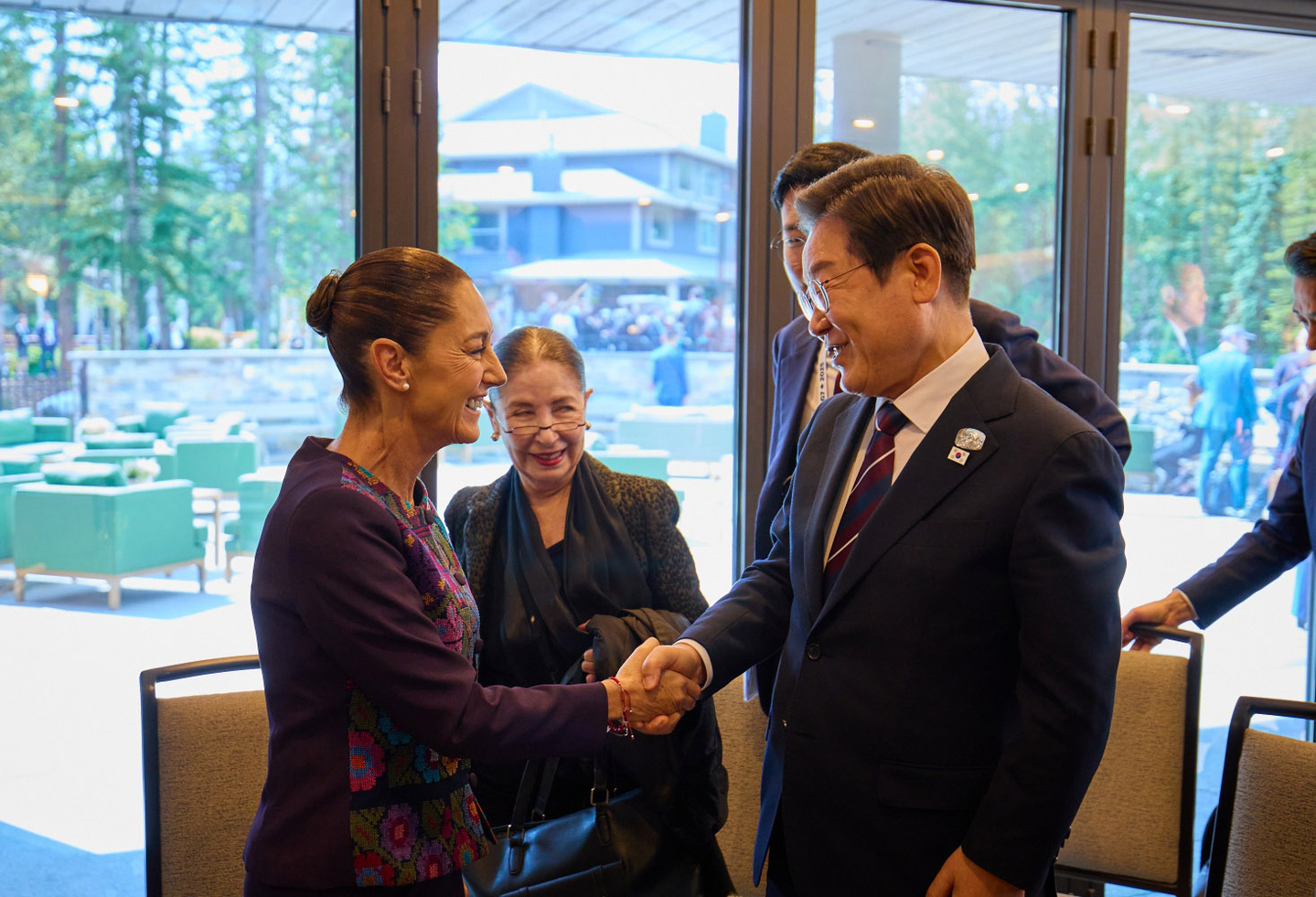 President Lee Jae Myung, right, shakes hands with Mexican President Claudia Sheinbaum during a Korea-Mexico summit at the Group of 7, or G7, summit venue in Kananaskis, Alberta, Canada, on June 17, 2025. [NEWS1]
