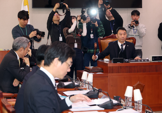 A parliamentary subcommittee led by the ruling party on Feb. 20 approves a bill aimed at preventing presidential pardons for individuals convicted of insurrection. [YONHAP] 
