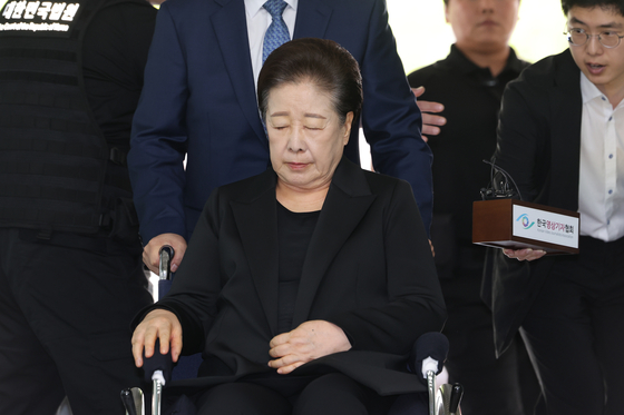 Han Hak-ja, leader of the Unification Church, appears at the Seoul Central District Court in southern Seoul on Sept. 22, 2025, to attend a hearing on the legality of her arrest over charges of bribery linked to former first lady Kim Keon Hee. [YONHAP]
