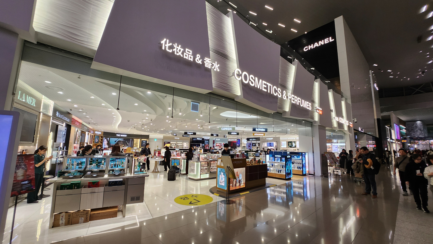Shops inside the DF1 zone, a duty-free zone for perfumes, is seen largely vacant at Incheon International Airport on Feb. 5. [CHOI HYUN-JU]