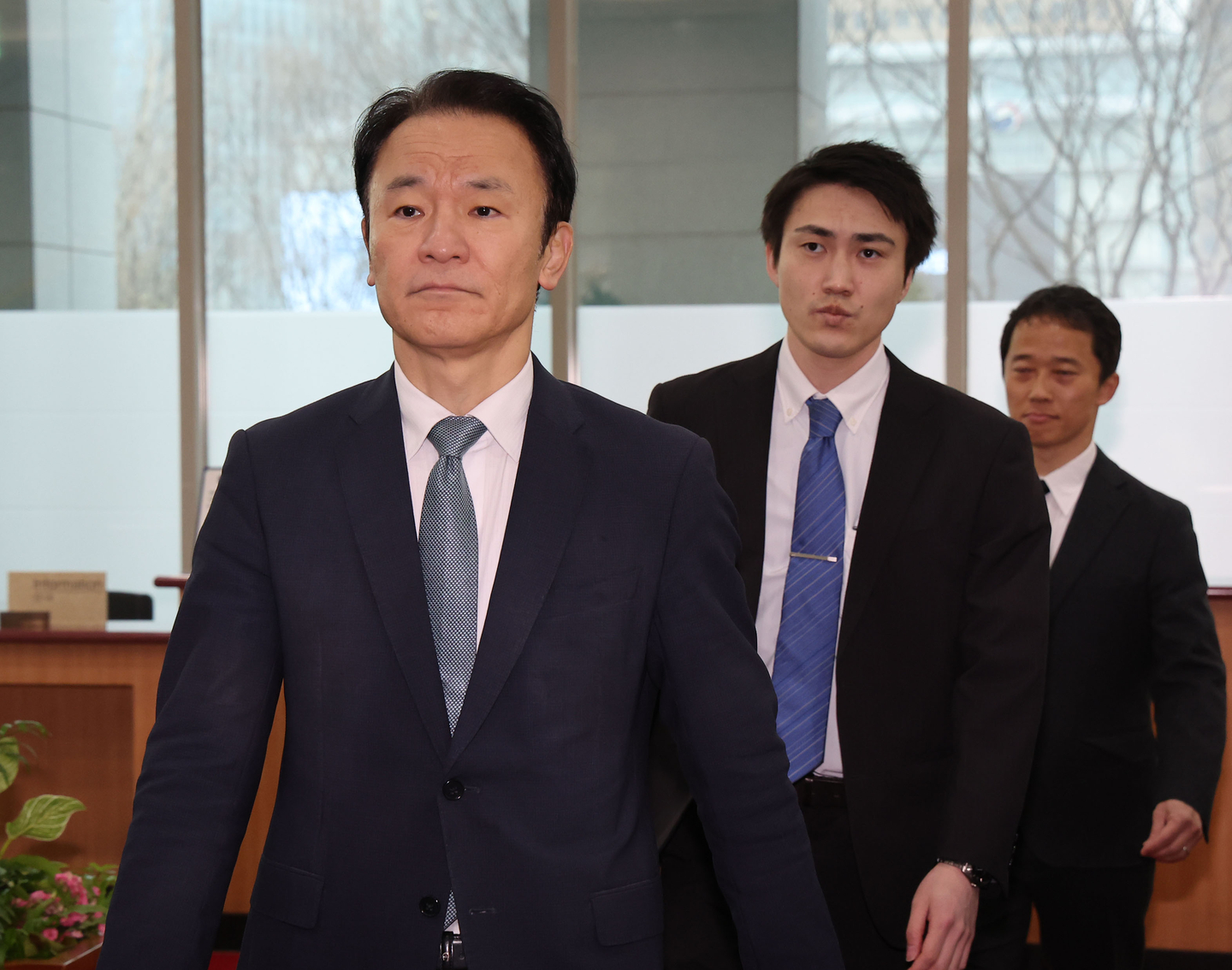 Hirotaka Matsuo, the deputy head of mission at the Japanese Embassy in Seoul, left, arrives at the Korean Ministry of Foreign Affairs's headquarters in Seoul on Feb. 22. [YONHAP]